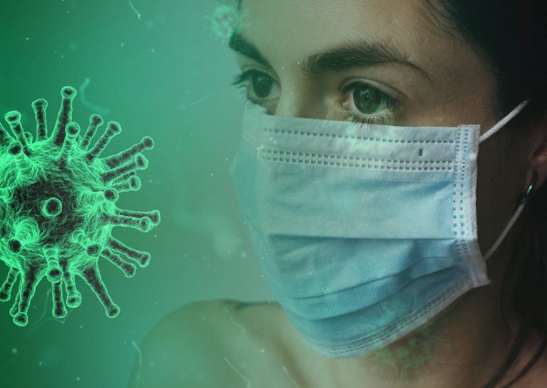 Kobieta w masce i wirus